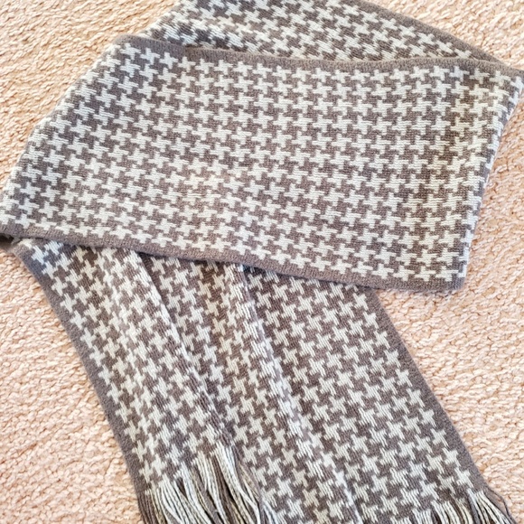 NWOT NEW Light Dark Gray Tassels Patterned Scarf - Picture 4 of 7